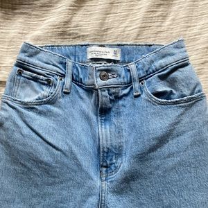ABERCROMBIE AND FITCH | The ‘90s Relaxed Jean High Rise | Light wash | Size 24